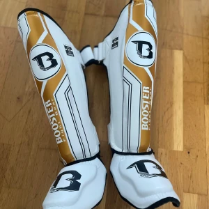 Benskydd/ mma och kickboxning/ thai - Säljer ett par benskydd som är använt fåtal gånger. Storlek M och funkar för allt såsom mma, thai och kickboxning. Obs de ser helt nya ut   Nya kostar 1200kr