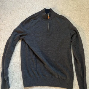 Morris halv zip - Grå Morris merino stickad tröja med en halv zip i fint skick!
