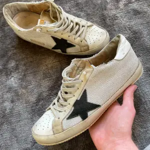 Säljer dessa feta golden goose skorna. Storlek 42-43. Dom är lagade hos golden goose i Milano så samma kvalite. Skick enligt bild. Kan sänka pris vid snabb affär