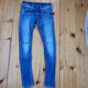 Jeans  - G-star jeans, Hål i knäna. Varför inte göra om till snygga shorts om man inte vill ha hål i knäna 👌. Säljer då jag inte kan ha dom längre. 
