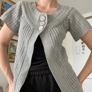 Stickad kofta - Stickad grå kofta i storlek S/M 🥰