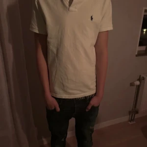 Ralf Lauren pike xs  - Tjo,säljer nu min piké från Ralph lauren. I storlek xs/s i färgen vit. Säljer för 200kr hör av vid frågor.