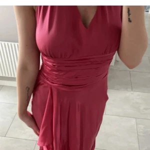 Balklänning  - Säljer denna fina Massimo Dutti klänning en äldre modell, endast använd på en bröllopsfest. Strl 36 men passar även 34, kan skicka fler bilder privat 💕💕