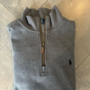 Polo Ralph Lauren  - Polo Ralph Lauren half-zip, size M och är true to size, köpt på pondus för över 2 000kr, är i fint skick efter som den är köpt nyligen