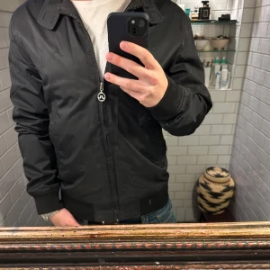 J.Lindberg jacka - Bra skick, perfekt nu när det blir lite kallare ute. Skönt material och väldigt stilren