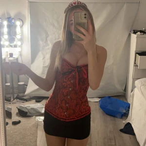 Halloween kostym  - Intressekoll på min andra halloween kostym har köpt två olika ska sälja ena sista bilderna är inspobilder jag tagit ifrån ( kjol ingår ej )💞