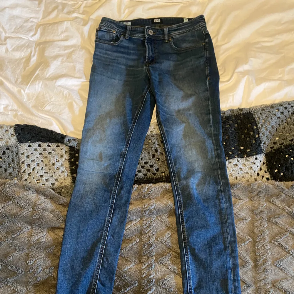 Snygga jeans från Jack & Jones i storlek 164,använda fåtal gånger inga märken eller fläckar, nypris 400 mitt pris 150  bara att skriva vid frågor 😇 . Jeans & Byxor.