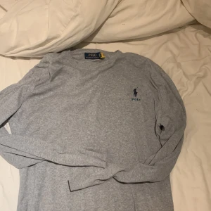 Polo RL tröja grå - Den är i väldigt bra skick, jag vill sälja den pga att den inte är i min storlek😇 Kontakta gärna om du har frågor🤠