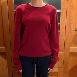 Fin stickad tröja - Nypris: 1200 kr. 100% kashmir.  Modell: Xs/S.