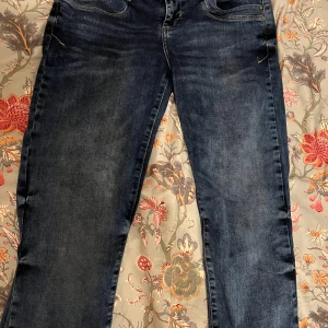 Ltb Jeans - Säljer dessa jättepopulära och super fina jeans ifrån Ltb som är helt slutsålda överallt, i modellen valerie. I storleken 28/ 32. Använda fåtal gånger som nya🤩