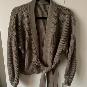 Stickad kofta  - Använd bara några gånger, normal i storleken. 
