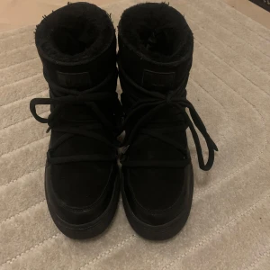 Inuikii liknade skor - Intressekoll! Köpte dessa svarta Inuikii linkande skorna förra året på hm. De ser helt nya ut! Perfekta nu till vinter. Lika lurviga och varma som vid nyköp. Ge gärna prisförslag, vill veta vad folk är villiga att betala💗hör av er vid fler frågor☺️💗