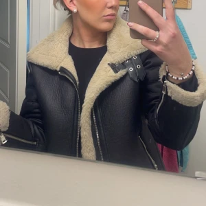 Fin jacka - Fin jacka använd ett fåtal gånger. Säljer den då ja har alldeles för mycke jackor. 