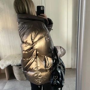 Oversize Colmar dunjacka - Säljer denna supersnygga dunjacka från colmar! Den är använd en vinter. Har upptäckt några små fläckar, knappt synliga  (därav priset)Nypris 5999kr. (Lånad bild och text från förra säljaren) säljer den då den var tyvärr för liten för mig 💌