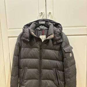 Moncler montgenevre - Säljer en moncler montgenvere i grå färg som är sällsynt eftersom den inte görs längre. Den ör i storlek 2 vilket motsvarar S/M, Skick 7-10, äktehetsbevis finns !hör av dig vid frågor eller fler bilder.Mvh