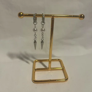 Örhängen  - Fina örhängen väldigt liknande 087 fast i silver. Köp för 129kr/st Eller  229kr/paret. Modell 109 Smyckes ställningen finns även att köpa för 299kr!