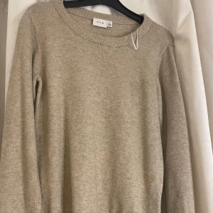 Beige stickad tröja från Vila - Säljer en supermysig beige stickad tröja från vila i jättebra skick, knappt använd därför jag säljer den💗