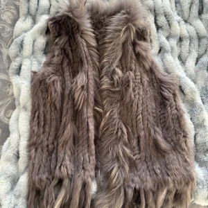 Päls väst - Väldigt mjuk och fin material. Använd 1 gång. 