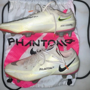 Nike phantom elite FG - Jag säljer dessa nike phantom elite i FG + påsen man får till skorna. Dem är använda 2-3 gånger och är i jättefint skick. Dem är köpta för 4500kr från bootsplug. Om ni vill diskutera pris så är det bara att skriva!