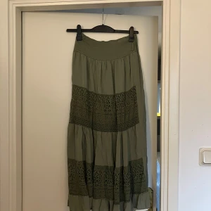 Grön långkjol - En helt oanvänd grön långkjol i storlek small. Köpt på smögen för 400kr och säljer för 250kr.