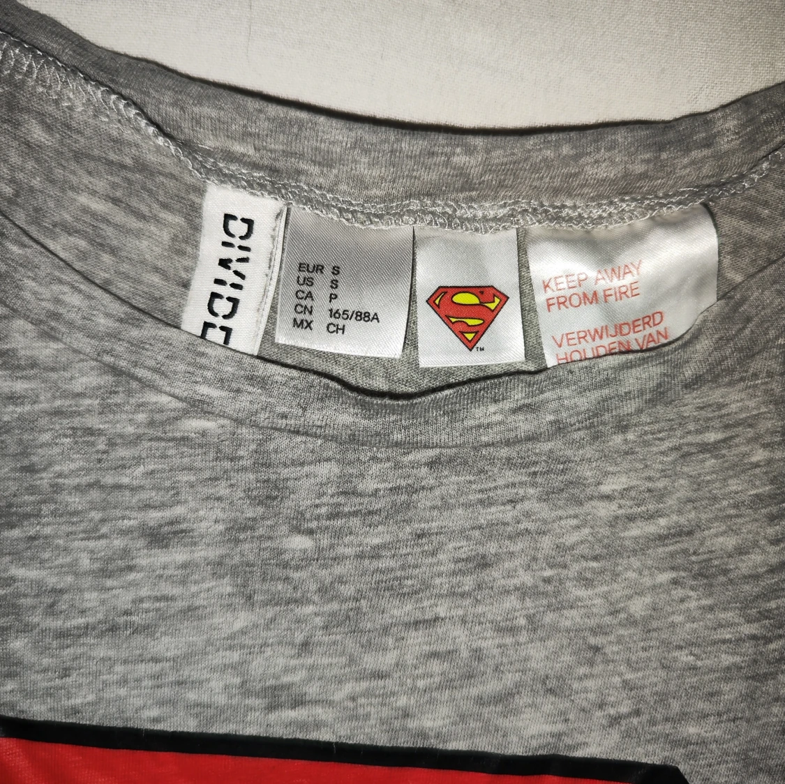 Grå Superman crop top linne från Divided - 91