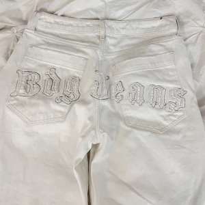 Vita baggy jeans - Storlek L. Sitter jätte bra, min storlek är egentligen S i byxor, men dom här sitter skit snyggt o bra. Dom ser stora ut i bilden med dom sitter super på. 