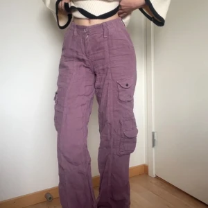 Lila byxor - Ett par suuuuuper mjuka och sköna cargo-pants från Urban outfitters. (Inprincip oanvända). Väldigt smickrande figur och långa i benen! Långmidjade och lite baggy modell. Passar som en perfekt färgklick på hösten!