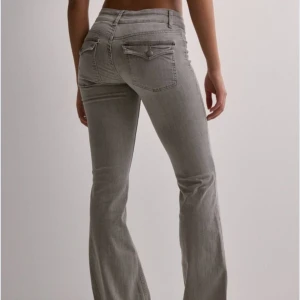 Lågmidjade jeans  - Säljer dessa superfina jeans ifrån nelly som är slutsålda på deras hemsida💕 De är är i superfint skick💕💕