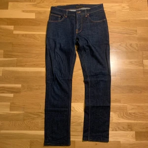Nudie GRIM TIM - Ett par grymma nudie GRIM TIM. Nästan helt oanvända och inga täcken på defekter. Jeansen passar för grabbarna och är i storlek w31 x l32. Ifall mer frågor eller bilder så skriv gärna till oss! 