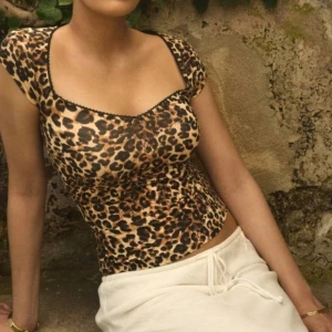 Leopard topp från Nelly - Den trendande leopardtoppen ifrån nelly 🥰 i nyskick!