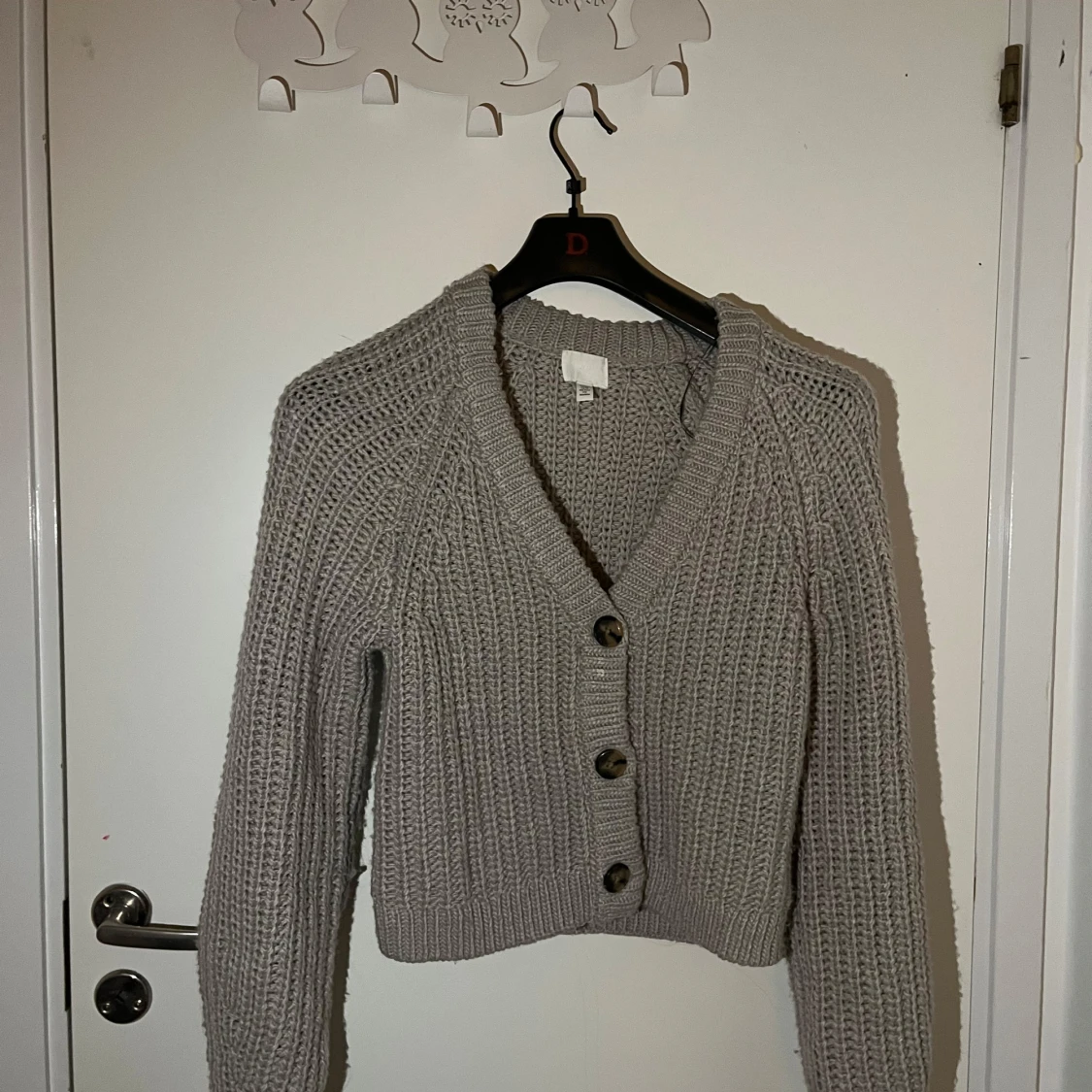 stickad kofta med knappar