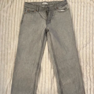 Jeans - Lågmidjade gråa jeans från Ginatricot, använda 3-4 gånger. Hade ni velat se hur dem ser ut på så kan ni höra av er så fixar jag fram en bild!