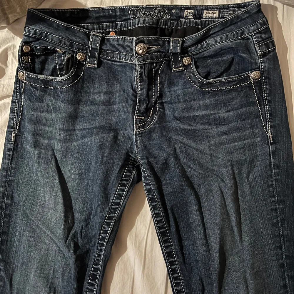 super fina bootcut miss me jeans med paljetter på fickorna i storlek 29/S. kan inte visa bilder på då dem är för små. midjemåttet är 37cm rakt över och innerbensmått är 77cm.. Jeans & Byxor.