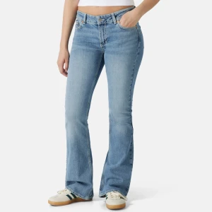 Ljusblå jeans - Jeans från junkyard som är i perfekt skick. Jag säljer dom därför att dem är för stora. Nypris 600kr