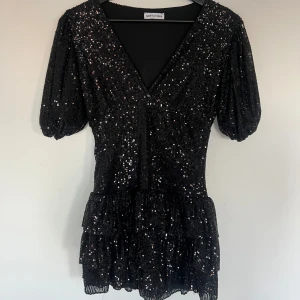 Paljett klänning  - Paljettklänning i storlek S. Endast använd en gång så den är precis som ny. Klänningen är från Meet me there och köptes för 550kr men säljes för 300kr.🤍