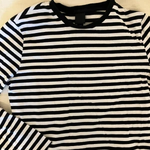 Randig tröja - Svartvit långärmad tröja, är XS herrstorlek så passar S skulle jag säga  