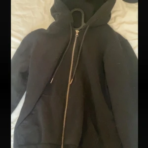 svart hoodie - knappast använt, fint skick❤️