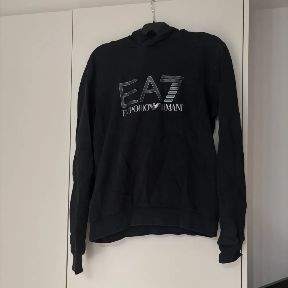 EA7 Hoddie med luva i fint skick använd några gånger men inget som märks. Hoodies.