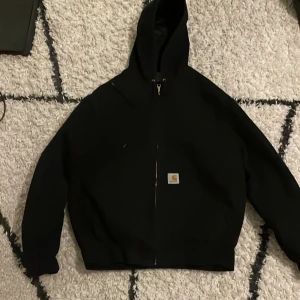 Carhartt og active jacket - Tålig Vinter/höst jacka i mycket bra skick. Använd sparsamt.  Nypris 3400 kr