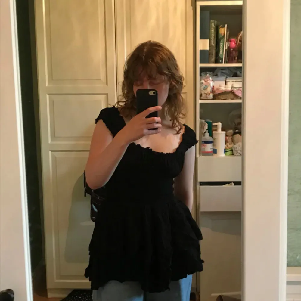 Ursnygg höstklänning, stretchig i tyget och sitter så smickrande på! Precis likadan som den vita (samma märke och allt) fast i svart. Köpt som romper men omsydd till klänning då jag själv fann det bekvämare! Priset är diskuterbart☺️. Mekot.