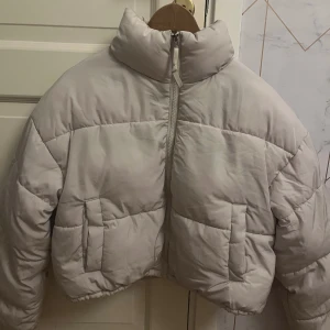 Puffer jacka - Jätte fin puffer jacka från H&M divided. Köpt för 400kr vintern 2023. Jättebra skick☺️