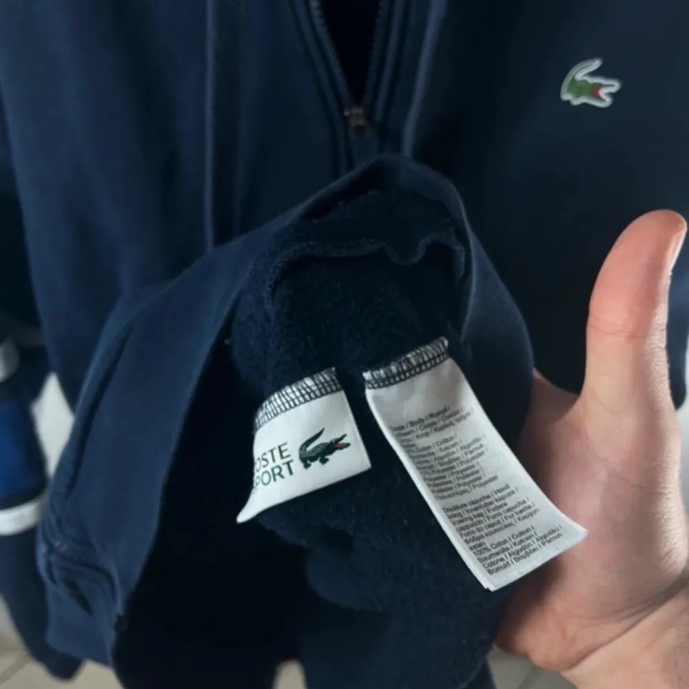 En Lacoste zip i bra sick. Inga defekter över huvud taget. Storlek xxl men snarare L. Hoodies.