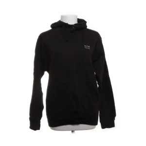 Hov1 hoodie💗 - Säljer min hov1 hoodie som inte kommer till användning💗 Den är från 2018💗💗 Be gärna om bilder och fråga frågor❤️Pris kan diskuteras vid en snabb affär❤️❤️