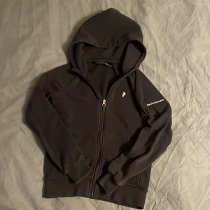Peak performance hoodie - Hej, säljer nu min peak performance hoodie då den har blivit för liten för mig. Den är i använt men bra skick, har inga hål eller fläckar.