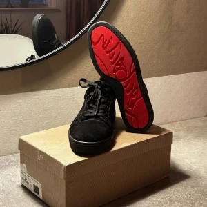 louboutin skor  - Storlek 42. Helt oanvända 10/10 för mer info bara att höra av sig!