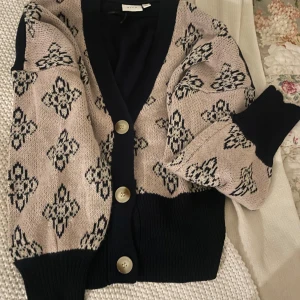 Stickad blommig cardigan - En mysig stickad tröja med knappar från VILA, väldigt mjuk och behaglig. 🧡