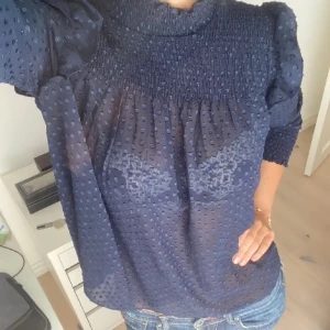 Marinblå blus - Storlek L men passar S/M beroende på hur man vill att den ska sitta 💕