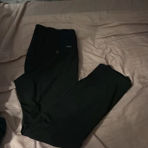 Svarta kostymbyxor jack&jones - Ett par svarta jack&jones kostymbyxor i bra skick använda en gång bara storlek w29 L32