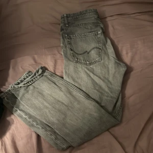 Gråa jack n jones jeans  - Säljer ett par ljusgråa jack n Jones jeans i 8/10 skick ganska använda men fungerar bra. Storlek w28 L30