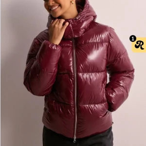 Nelly jacka - Säljer denna snygga och slutsålda jackan ifrån Nelly i storlek M. Skriv privat för fler bilder eller funderingar. Kom gärna med prisförslag💓!